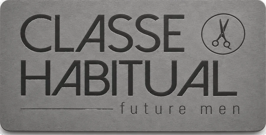 O cartão do convite do Classe Habitual, em metal escovado com o nome do Classe em alto relevo