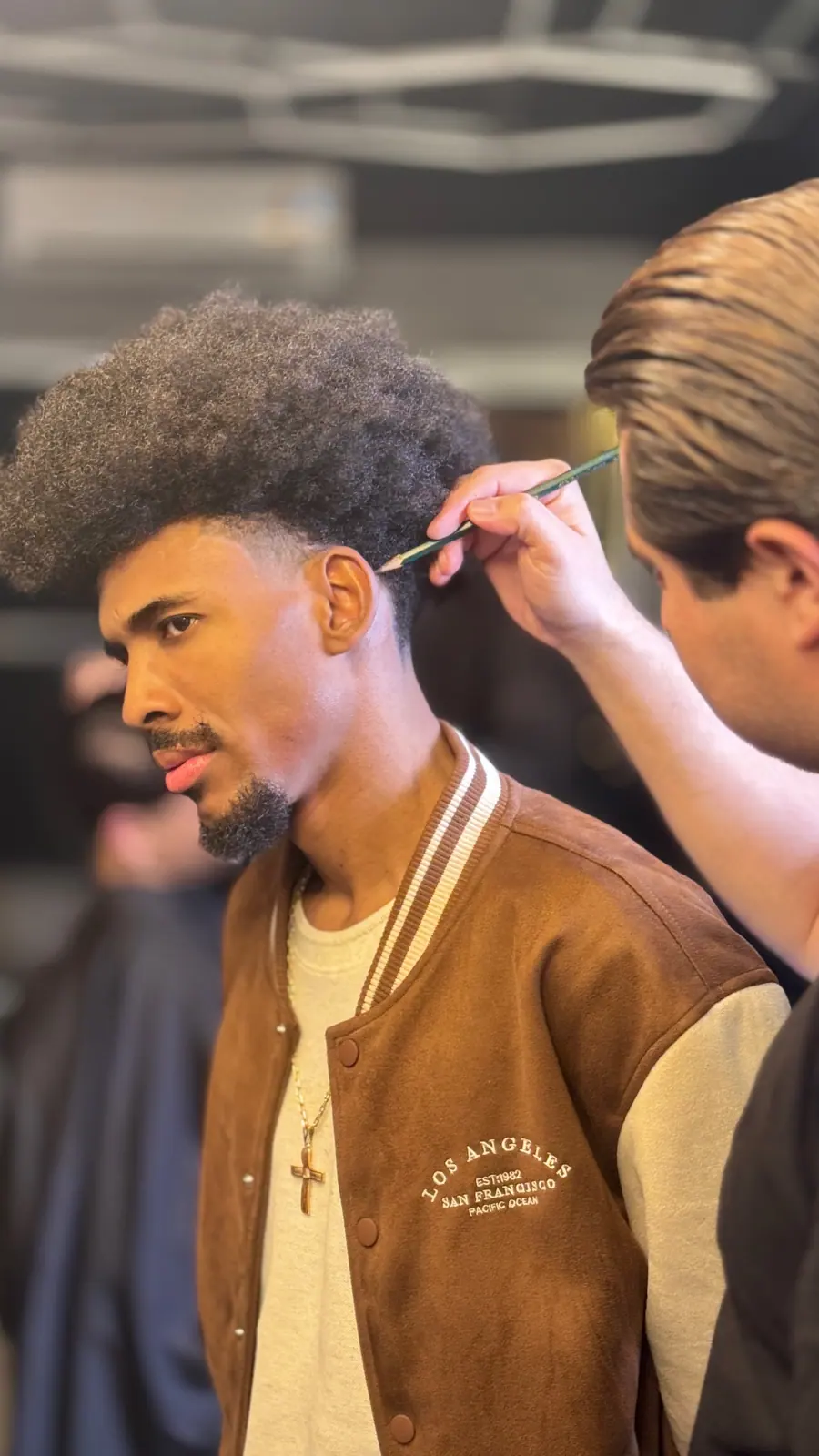Cabelo sendo trabalhado no Classe, com o contorno marcado junto à orelha